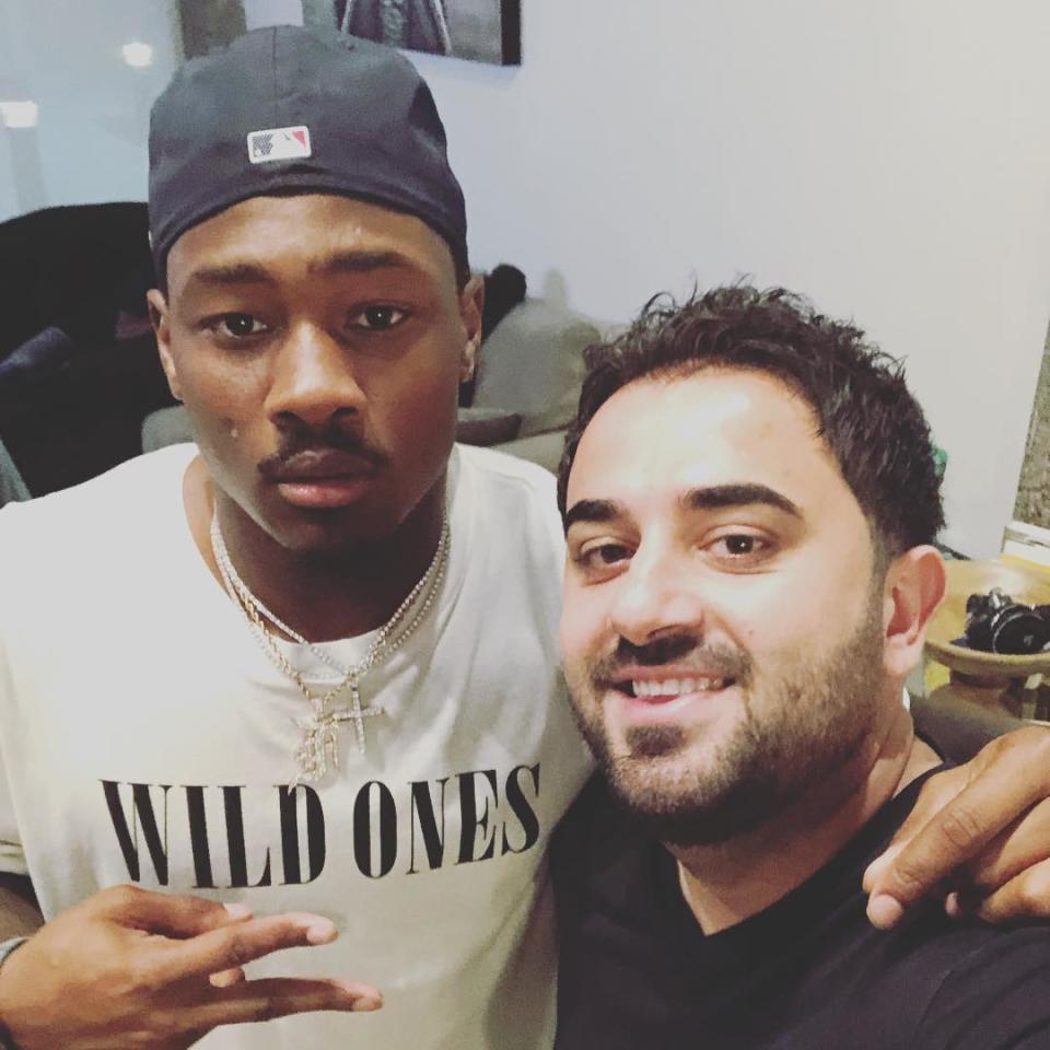 el jugador Stefon Diggs con el creador de su joya de Starbucks. <a href="https://www.instagram.com/al_jeweler/?hl=en" rel="nofollow noopener" target="_blank" data-ylk="slk:Foto: Al the Jeweler/Instagram;elm:context_link;itc:0;sec:content-canvas" class="link ">Foto: Al the Jeweler/Instagram</a>