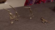 <p>Die Nabelschnurklemmen in Storchenform aus Silber aus der Zeit zwischen 1870 und 1900 waren insgesamt 500 Euro wert. (Bild: ZDF)</p> 