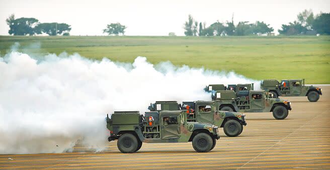 漢光39號演習將模擬敵軍進攻桃機，驗證國軍反空降作戰能力。圖為清泉崗機場渦輪發煙車演練畫面。（本報資料照片）