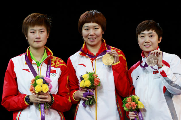 (L-R) China's Ding Ning, China's Li Xiaoxia and Singapore's Feng Tianwei pose with their medals after the women's singles table tennis tournament at the ExCel venue during the London 2012 Olympic Games August 1, 2012. Ding won silver, Li won gold and Feng took bronze. (Reuters photo)