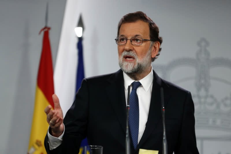 Le président du gouvernement espagnol, Mariano Rajoy, a annoncé samedi, en vertu de l'article 155 de la Constitution, le limogeage du gouvernement régional de Catalogne et a dit souhaiter la tenue aussi vite que possible d'élections régionales anticipées. /Photo prise le 21 octobre 2017/REUTERS/Juan Carlos Hidalgo