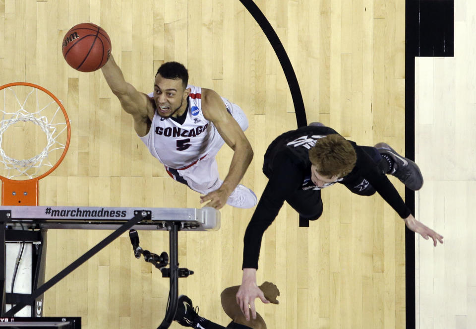 Gonzaga guard Nigel Williams-Goss (5) shoots past Xavier guard J.P. Macura during the second half of an NCAA Tournament college basketball regional final game Saturday, March 25, 2017, in San Jose, Calif. (AP Photo/Tony Avelar)