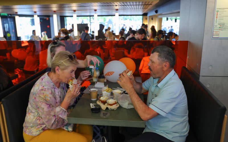 Varias personas comen en uno de los antiguos locales de McDonald's, rebautizados como "Vkusno & tochka", en Moscú, Rusia.