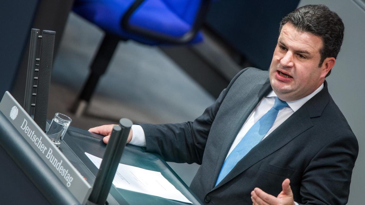 Hubertus Heil (SPD), Bundesminister für Arbeit und Soziales, spricht im Bundestag zum Qualifizierungschancengesetz. Foto: Jens Büttner