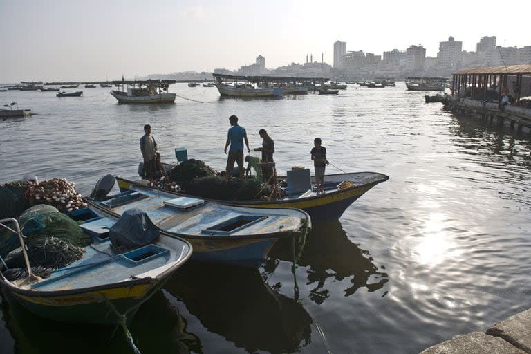 Pescadores en la bahía de Gaza, una imagen poco conocida del lugar