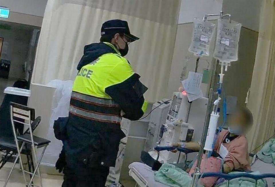 王姓婦人前往中國醫藥大學附設醫院洗腎時，涉嫌持刀恐嚇護理師，警方獲報到場處理。（記者陳金龍翻攝）