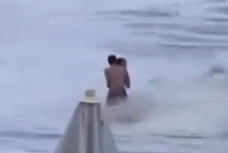 En el balneario ruso de Sochi una chica fue arrastrada al mar mientras paseaba con su pareja