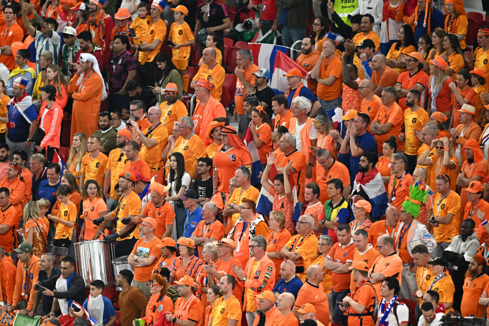 <p>塞內加爾－荷蘭戰，觀眾席上應援的荷蘭球迷。 （TSNA／法新社／MANAN VATSYAYANA／AFP）</p> 