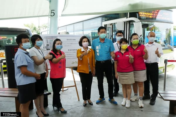 宜蘭縣政府辦理市區客運防疫強化，裝設體溫測量及酒精噴霧器。縣長林姿妙前往正施工中的宜蘭轉運站親自體驗並主持。（記者董秀雲攝）