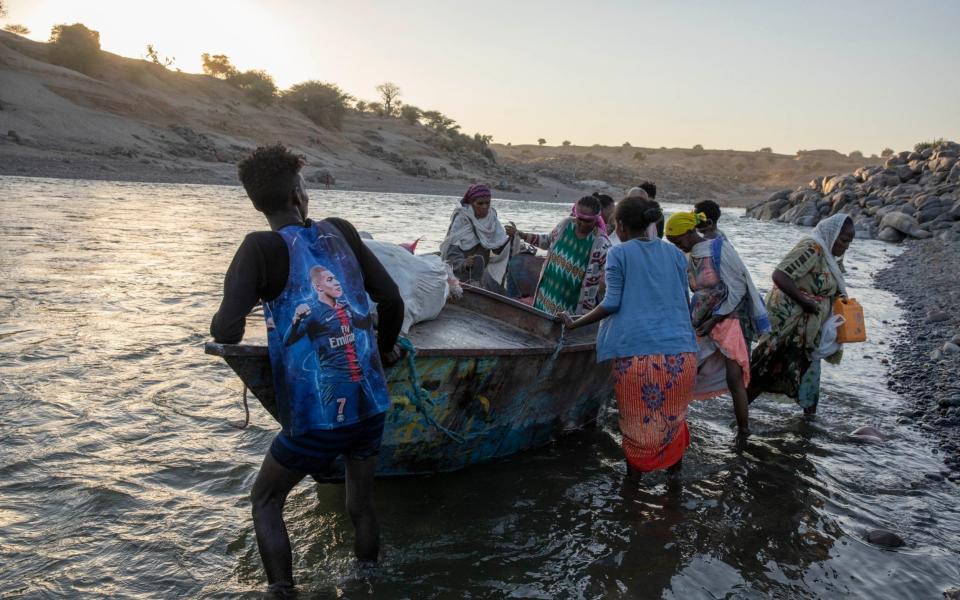 Tigray refugees arrive on the banks of the Tekeze River on the Sudan-Ethiopia border, in Hamdayet - Nariman El-Mofty /AP