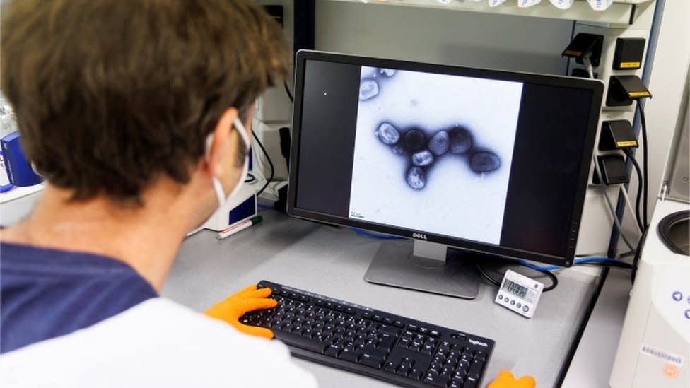 Una persona frente a un monitor en un laboratorio