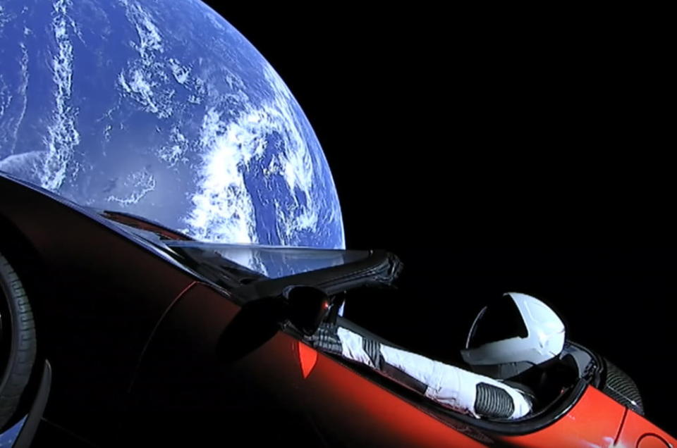 Después del exitoso lanzamiento del Falcon Heavy de Elon Musk, se dio a conocer un video en vivo que muestra a un Tesla Roadster con un Starman en el espacio y ahora conocemos su última foto