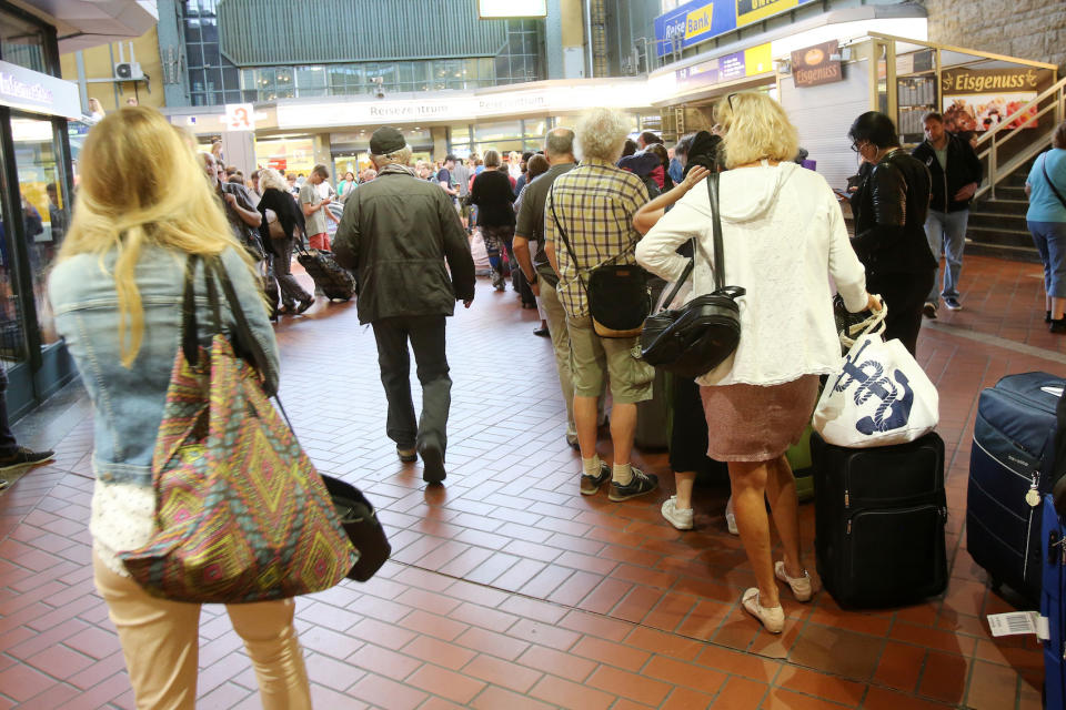 <p>Die Reisenden am Hamburger Hauptbahnhof standen unter anderem in einem Reisezentrum Schlange, vermutlich um sich ihr Geld rückerstatten zu lassen oder um eine Umbuchung vorzunehmen. (Bild: Bodo Marks/dpa) </p>