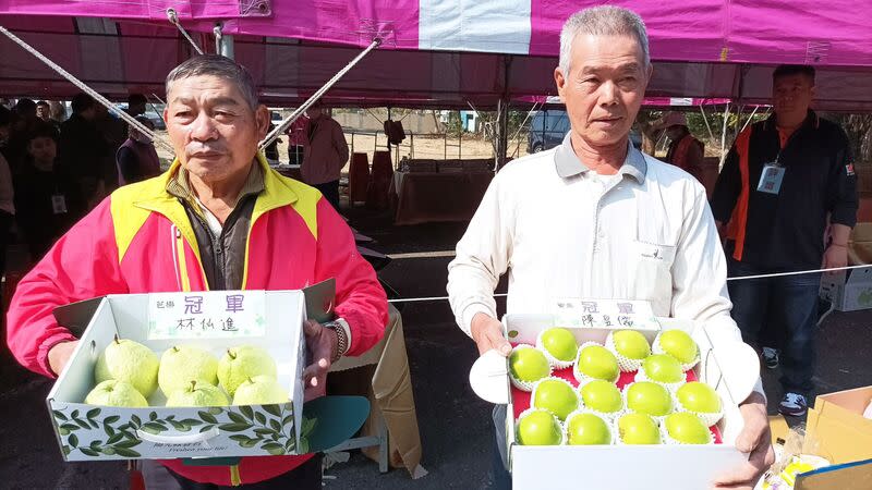 高雄燕巢區農會番石榴、蜜棗品質評鑑競賽出爐 高雄市燕巢區農會舉辦番石榴、蜜棗品質評鑑競賽， 28日舉辦頒獎典禮，農民林仙進（左）、陳昱儒 （右）分別奪下芭樂組、蜜棗組冠軍，成為本年度燕 巢芭棗王。 （燕巢區農會提供） 中央社記者林巧璉傳真  113年1月28日 