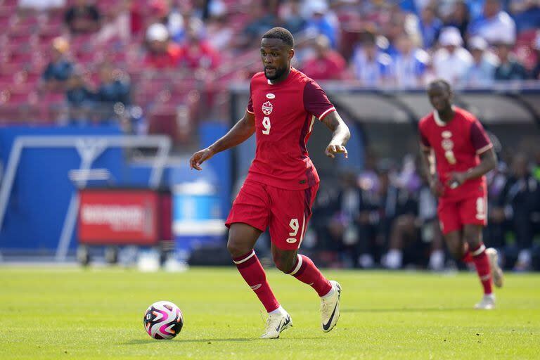 Cyle Larin, el goleador de Canadá, que venció 2-0 a Trinidad y Tobago y será rival de Argentina el 20 de junio, en el partido inaugural de la Copa América