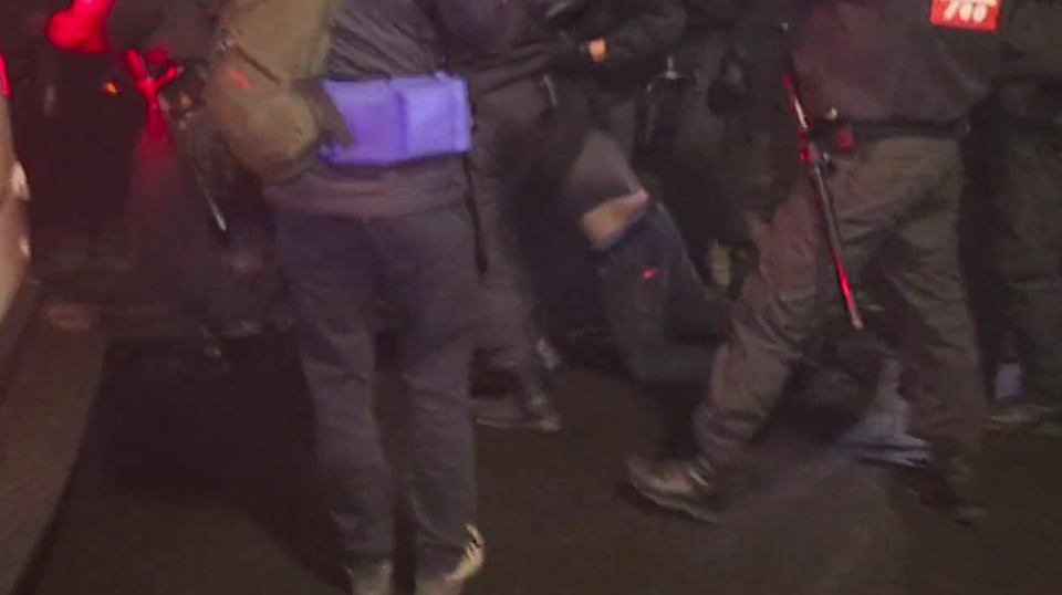 Mehrere Polizisten schleifen den 27-Jährigen hinter sich her. (Bild: Vimeo.com/Links Unten Göttingen)