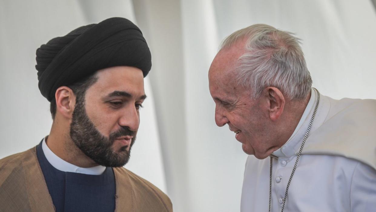 Papst Franziskus im Gespräch mit einem irakischen Geistlichen.