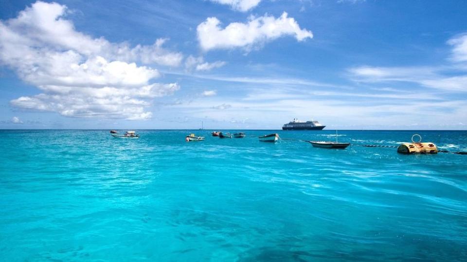 Veleros y barcos anclados en la parte norte de Clarence Bay.