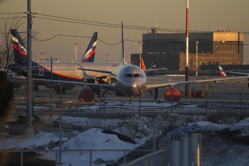 Tres aviones de pasajeros de la aerolínea más grande de Rusia, Aeroflot, estacionados en el aeropuerto de Sheremetyevo, en las afueras de Moscú, Rusia, el martes 1 de marzo de 2022. (AP Foto/Pavel Golovkin)