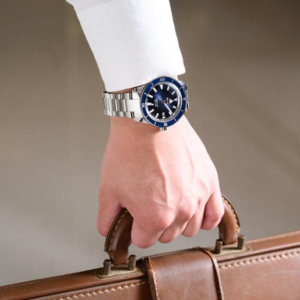 庫克船長300米復刻藍面腕錶 | 錶徑42mm、不鏽鋼材質、時間及日期指示、防水300米、建議售價NT$ 64,900