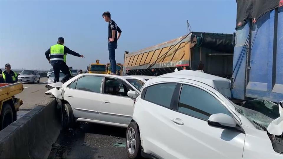 行駛國道遇見車禍 警：駕駛勿刻意減速.停留