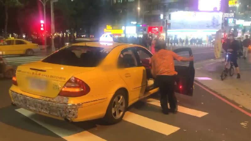 眼見巡邏警車靠近，男子趕緊跳下車關起車門。