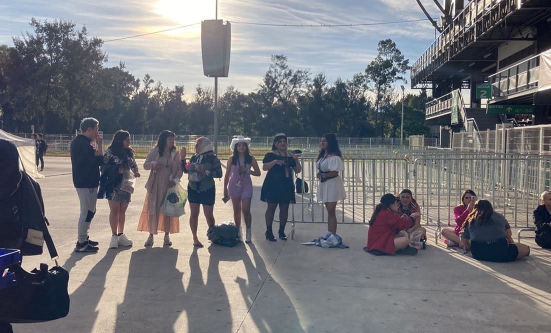 Swifties llegaron desde muy temprano al Foro Sol