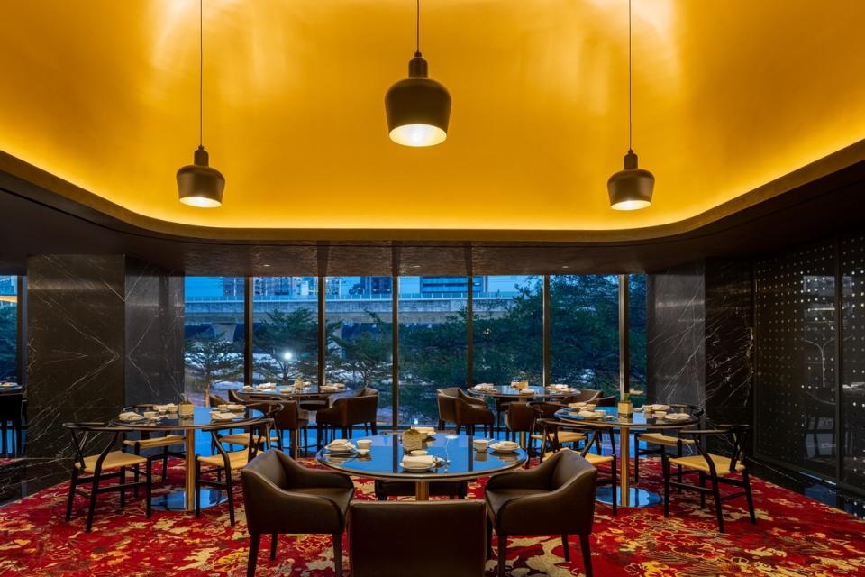 李方艾美樂美中餐廳是中式仿宮廷古典風，以墨黑、霧金配色，打造出低調中式奢華風。唐復年/攝