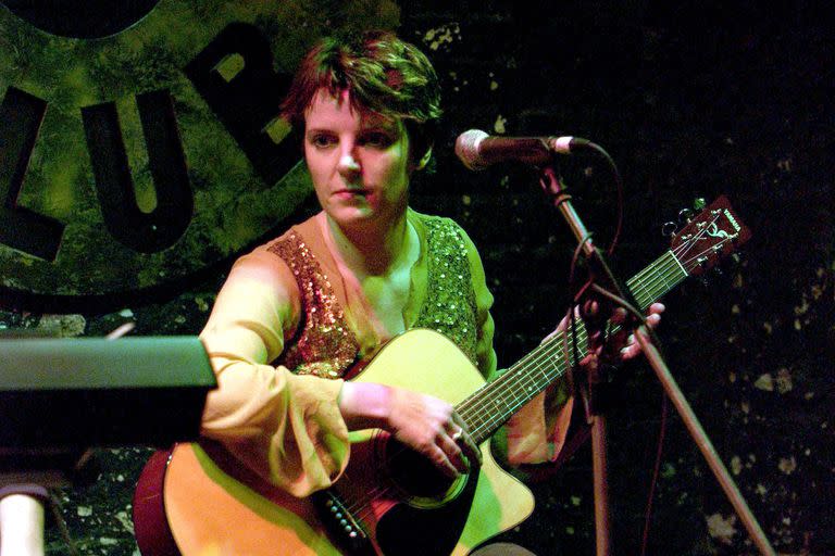 Abigail Hopkins tocando en un bar en Soho, Londres 