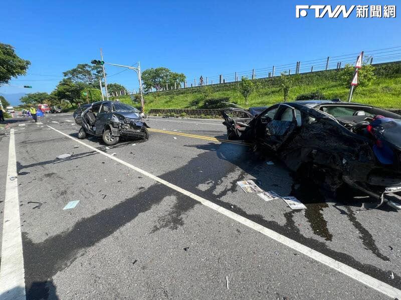 車禍現場車身扭曲變形，車頭全毀。（圖／「宜蘭知識+」臉書）