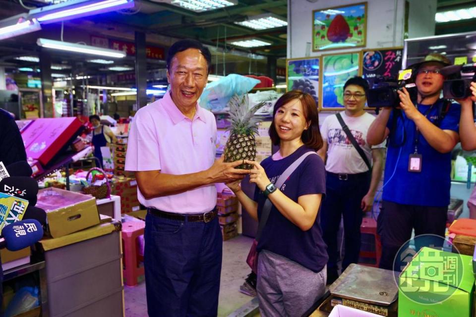郭台銘（左）訪濱江市場，除想看看韓國瑜創立的激勵制度，也與果農互動。
