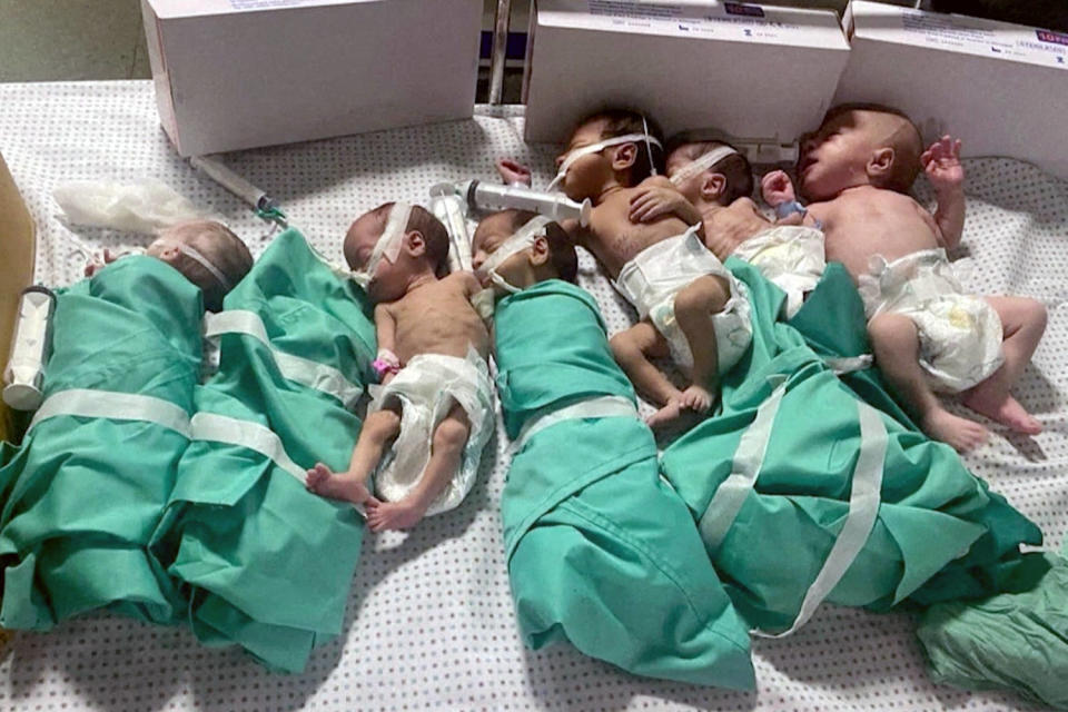 Newborns taken off incubators in Gaza's Al Shifa hospital after power outage (Ahmed El Mokhallallati)