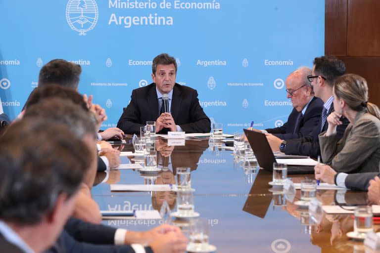 El martes pasado por la mañana Massa estalló de furia. Hacía dos semanas se había aprobado la ley automotriz, pero veía cómo se deshacía ese éxito a medida que se amontonaban en su celular reclamos de ejecutivos de terminales.