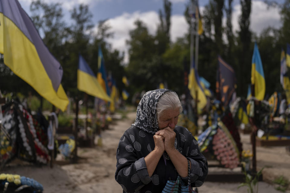 Svitlana Sushko, de 62 años, llora mientras visita la tumba de su hijo menor, un soldado ucraniano fallecido el año pasado en la guerra contra Rusia, en Kiev, Ucrania, el jueves 3 de agosto de 2023. (AP Foto/Jae C. Hong)