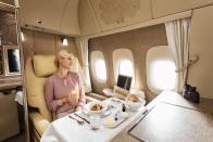 <p>Vergangenes Jahr stellte Konkurrent Emirates seine neuen First Class Kabinen vor und sie sind so luxuriös wie erwartet.<br> Emirates </p>