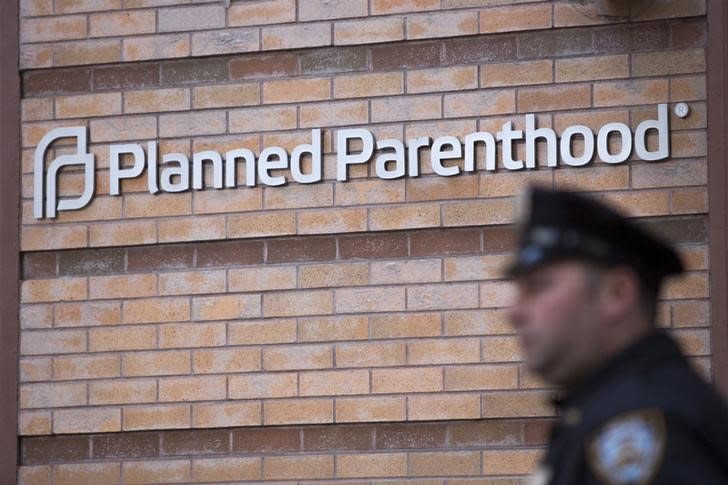 A member of the New York Police Department stands outside a Planned Parenthood clinic in the Manhattan borough of New York, November 28, 2015. REUTERS/Andrew Kelly