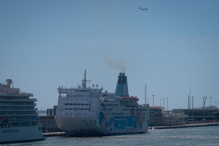El ferry Moby Orli fue habilitado para los pasajeros bolivianos que esperan trámites de extranjería en el Puerto de Barcelona