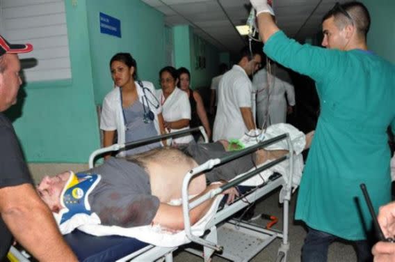 Un turista es atendido en Jatibonico, provincia de Sancti Spiritus, tras un accidente en abril de 2016. Foto: AFP.