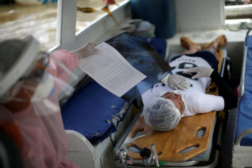 Los pacientes, como Shirley Moraes, de 39 años y positivo por Covid-19, son trasladados a los hospitales en barcos ambulancia. El trayecto dura más de una hora. (Foto: Uesley Marcelino / Reuters).