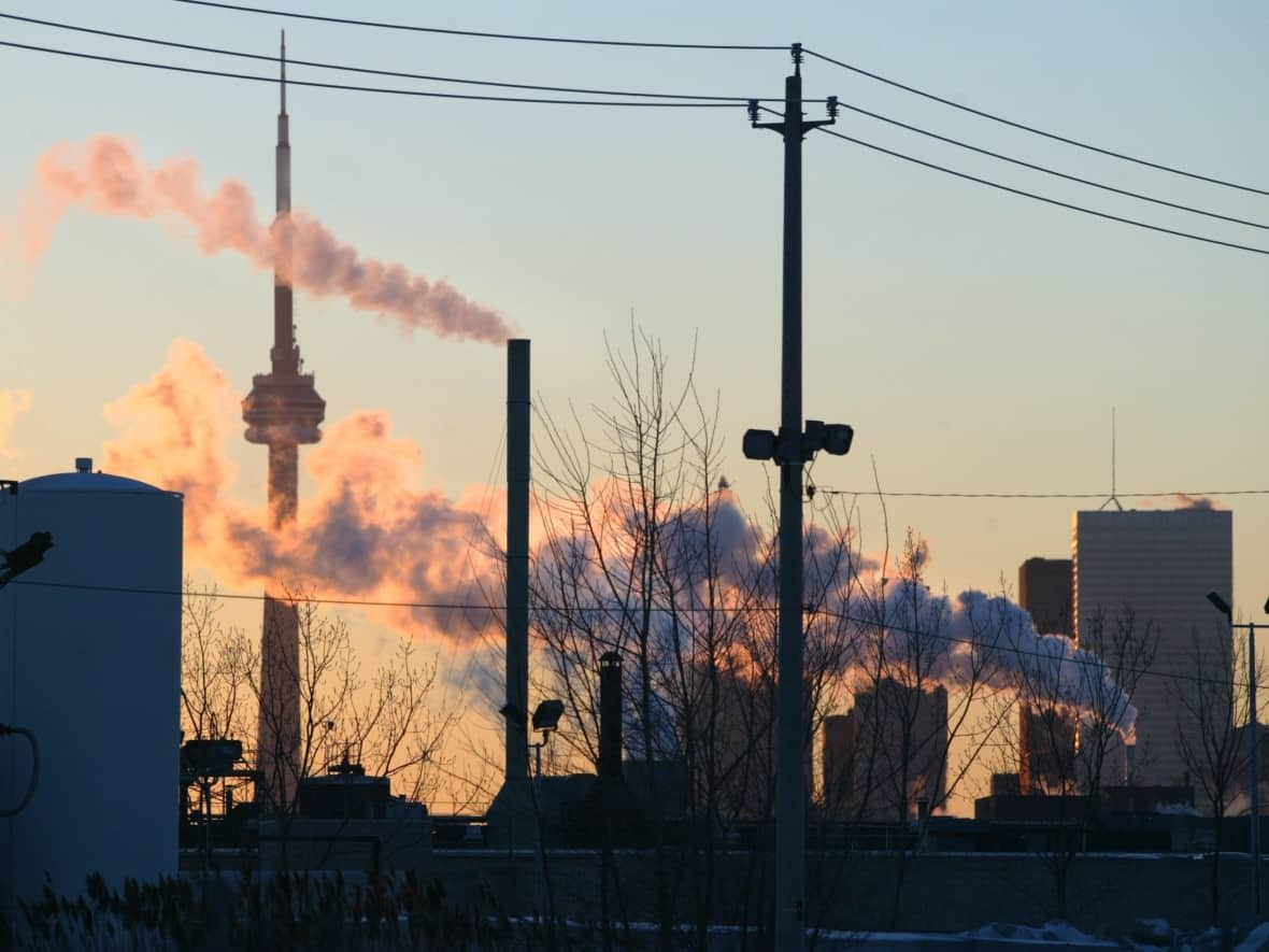 Canada produced 670 million tonnes of carbon dioxide and its equivalents in methane, nitrous oxide and synthetic gases in 2021 as pandemic restrictions began to ease. (Frank Gunn/The Canadian Press - image credit)