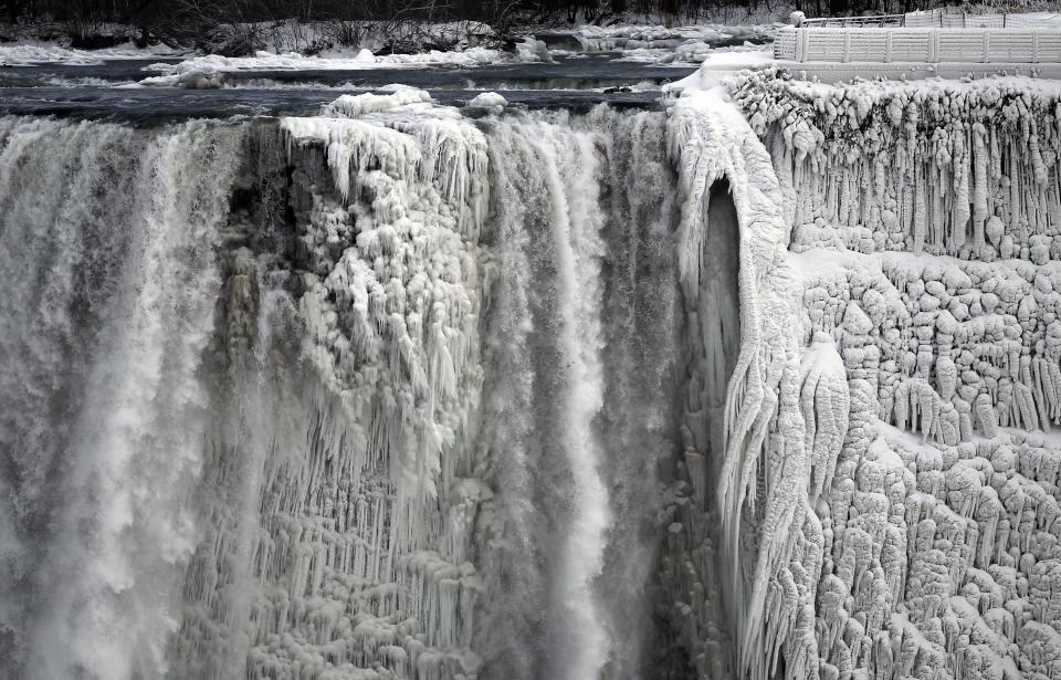 The U.S. side of the Niagara Falls is pictured in Ontario, January 8, 2014. The frigid air and "polar vortex" that affected about 240 million people in the United States and southern Canada will depart during the second half of this week, and a far-reaching January thaw will begin, according to AccuWeather.com. REUTERS/Aaron Harris (CANADA - Tags: ENVIRONMENT TRAVEL)