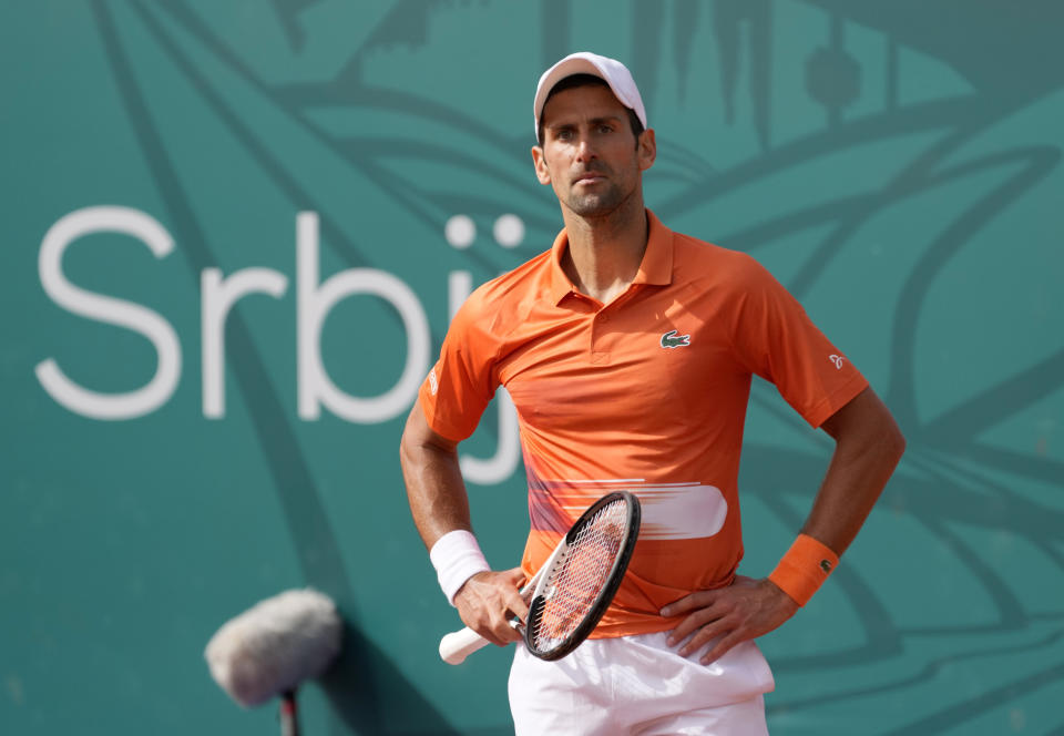 Novak Djokovic durante la final contra Andrey Rublev en el Abierto de Serbia en Belgrado, el 24 de abril de 2022. (AP Foto/Darko Vojinovic)