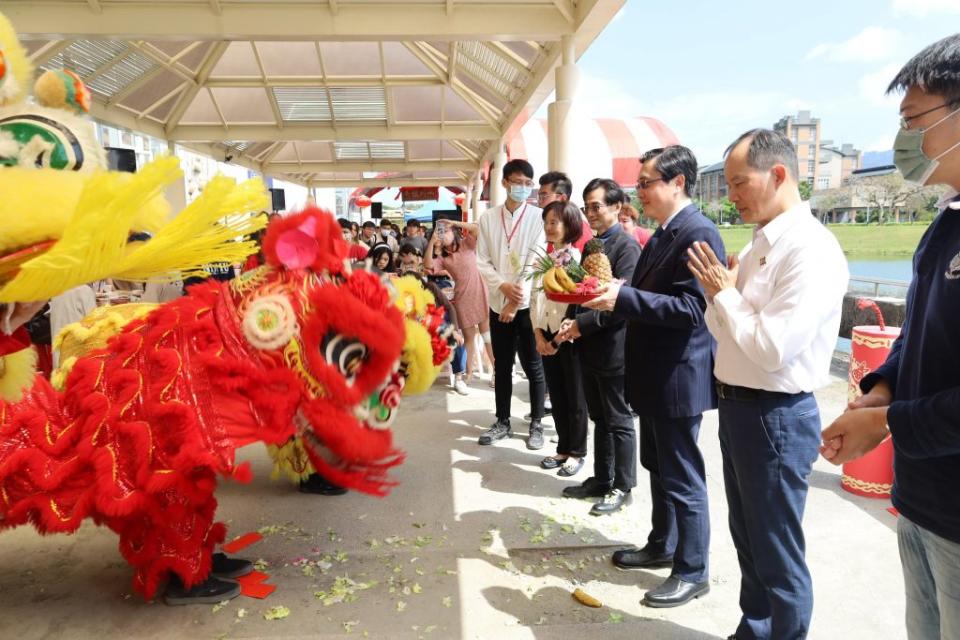 東華大學舉辦僑陸生春節聯歡暨祭祖活動，來自不同國家地區的僑陸生一百八十餘人參加，現場氣氛熱絡。(東華大學提供)