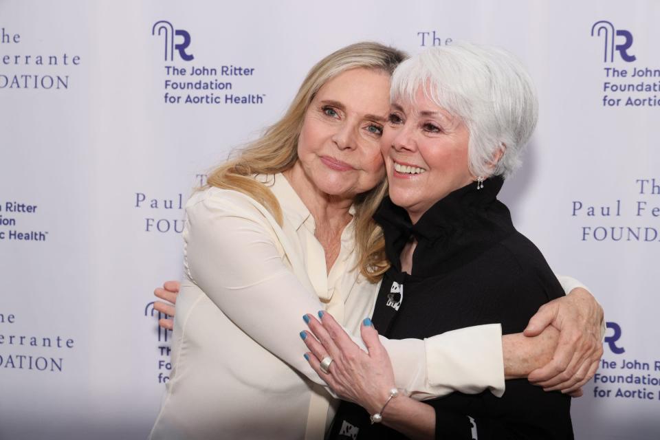 priscilla barnes and joyce dewitt hug on the red carpet