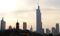 Torre Zifeng, ubicado en la plaza Greenland de Nanjing, China. Mide 450 metros (1,476 pies) y tiene 89 pisos. Ocupa la octava posición de los edificios más altos del mundo. HanjoH/Wikimedia.commons