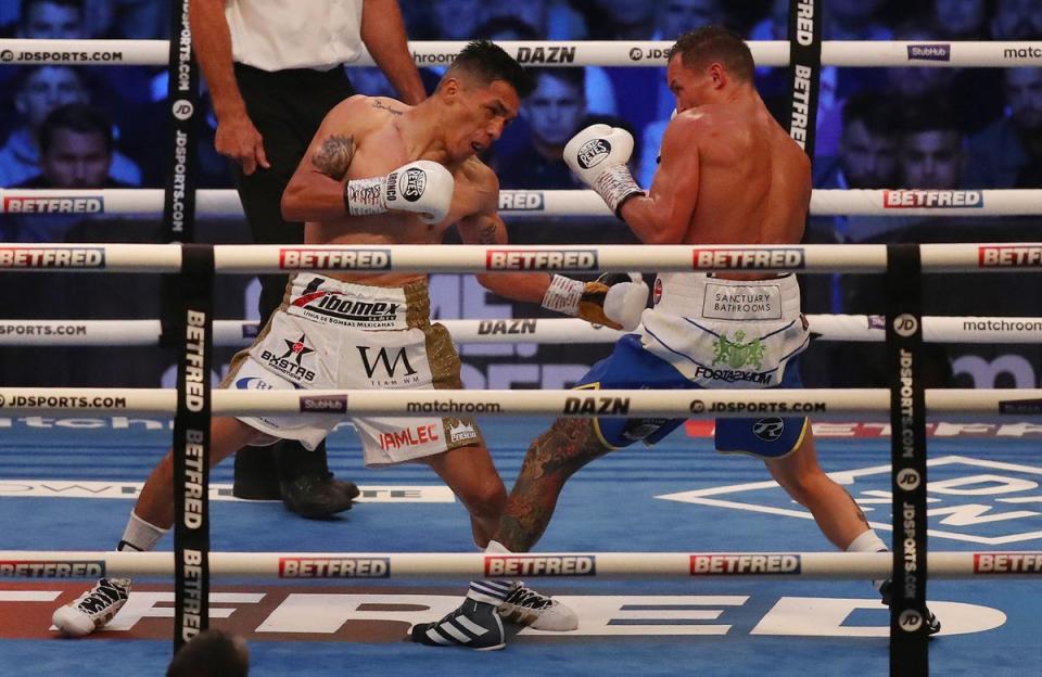 Lara a arrêté Josh Warrington lors de leur premier combat avant que leur revanche (ci-dessus) ne se termine par un affrontement de têtes (Getty Images)