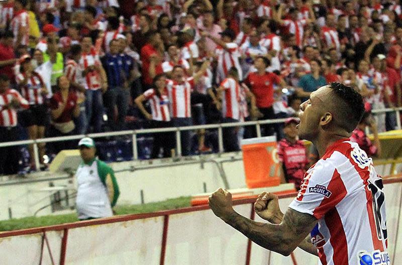 Jarlan Barrera, del Junior de Colombia, celebra un gol ante el Independiente Medellín por la liga local. Su equipo comienza la disputa de las semifinales de la Copa Suramericana este jueves 23 de noviembre ante Flamengo de Brasil. EFE