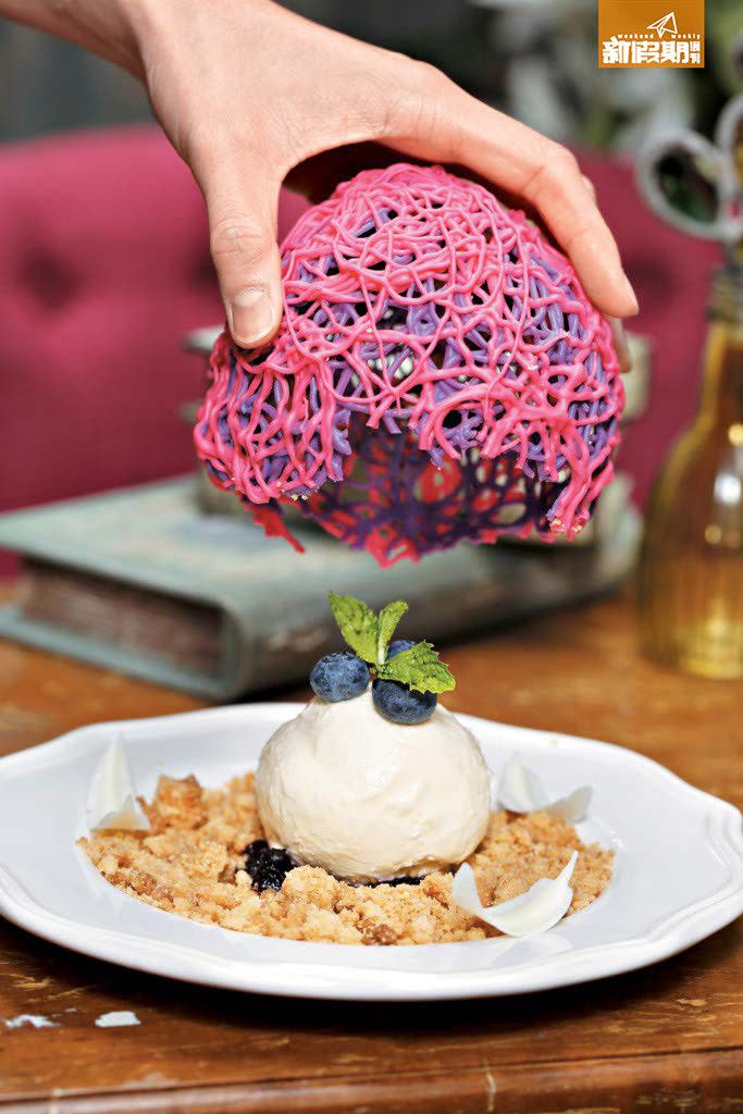 藍莓芝士蛋糕。把Mascarpone芝士製成球狀，包著香甜藍莓蓉，味道酸甜，外層是白朱古力。