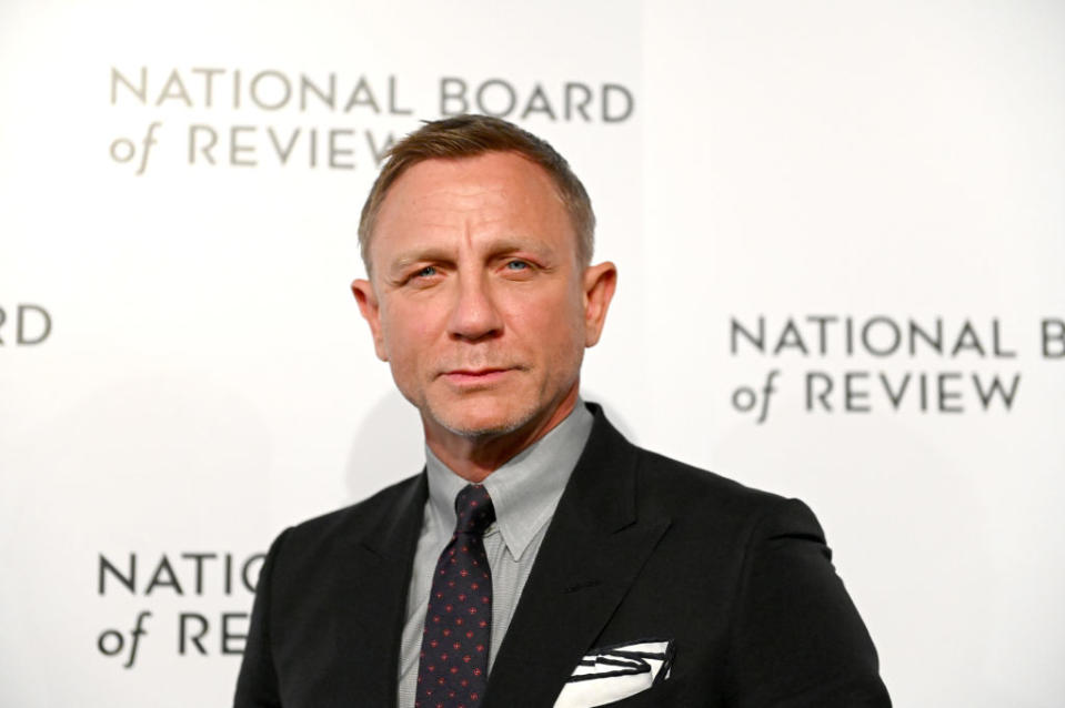 En 2015, les propos de Daniel Craig dans <em>Esquire</em> avaient beaucoup fait parler. Il décrivait l'agent 007 comme étant <em>"misogyne", "sexiste" </em>et <em>"très seul"</em>. Un caractère qui est très loin du sien, comme il l'expliquait lors de la même interview : <em>"Je ne suis certainement pas comme cela. Mais James Bond l’est, donc qu’est ce que l'on peut faire ?"</em>. Daniel Craig a d'ailleurs contribué à ce que le rôle de James Bond soit moins goujat. "Heureusement, mon personnage de James Bond n’est pas aussi sexiste et misogyne que dans les précédents films. Le monde a changé", avouait-il. D'ailleurs, Daniel Craig serait-il ami avec James Bond ? La réponse est claire : <em>"Je ne sais pas si j’aimerais passer beaucoup de temps avec lui. Peut-être un après-midi. Mais pas très longtemps"</em>. (<em>crédit Getty</em>)