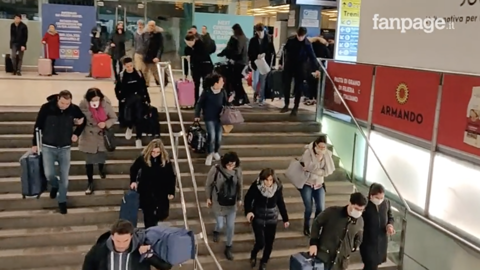 Passengers rush down a staircase to catch a train in Milan. Source: Fanpage.it